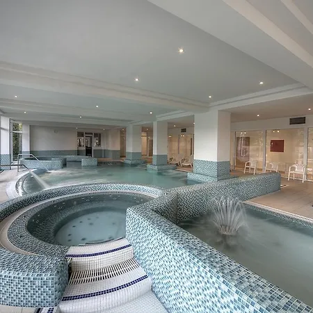 فندق Ket Korona Konferencia Es Wellness بالاتونسزارسكو