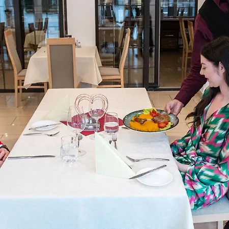 Ket Korona Konferencia Es Wellness فندق
