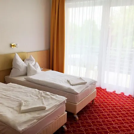 فندق Ket Korona Konferencia Es Wellness بالاتونسزارسكو