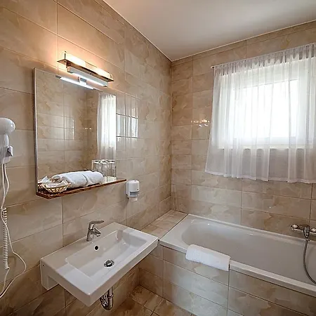 فندق Ket Korona Konferencia Es Wellness