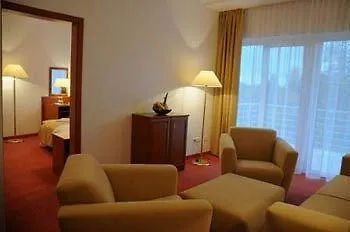 Ket Korona Konferencia Es Wellness فندق